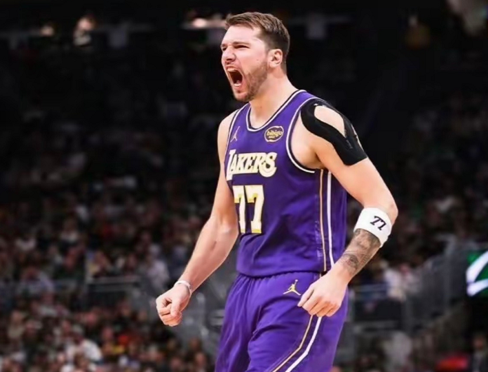 开云棋牌-申京轰33+9+6仍无缘今日最佳！对不起，你碰到创纪录的东契奇了