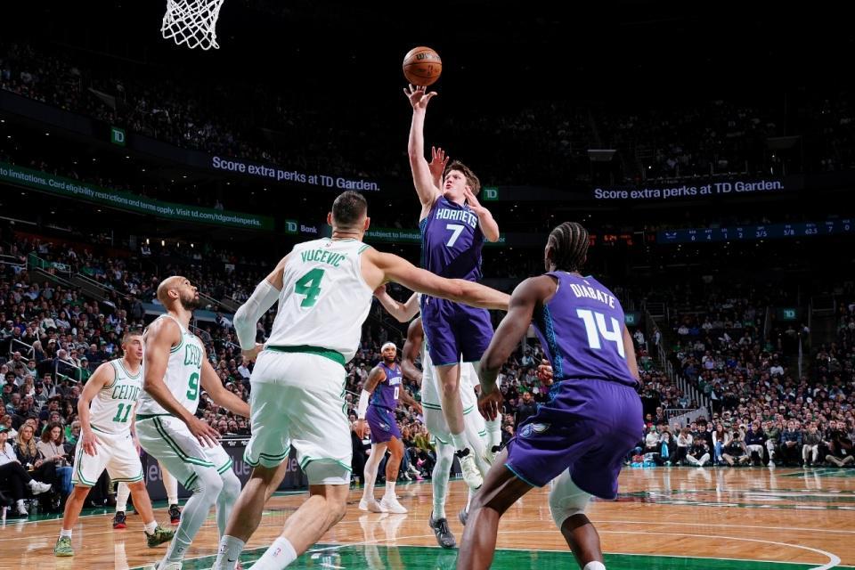 官网登录入口-克努佩尔神迹追平乔丹新秀历史第一 黄蜂6连胜灭绿军近19战16胜